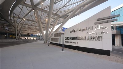 طلب إكراميات و رائحة تدخين .. وزارة الطيران ترد علي إدعاءات مدون أجنبي حول مطار القاهرة