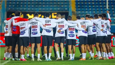 فيديو من المواقف والطرائف.. أحمد سليمان نايم على الدكة وحسام حسن بيصحيه أثناء مباراة مصر وبتسوانا