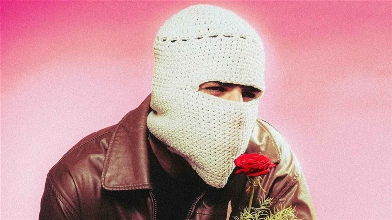 كشف هوية المغني الملثم