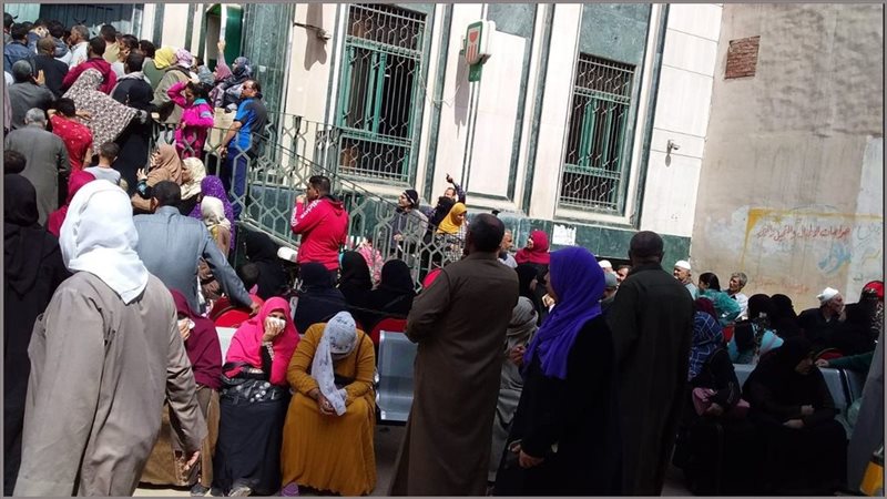 طوابير أمام بنك بمصر