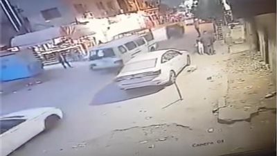 شاهد فيديو يوقف القلوب : لقطات حية من محاولة اختطاف طفلة في القاهرة وأسرع تدخل من والدها 