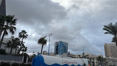 ماذا يحدث في الإسكندرية؟.. غيوم في السماء جعلت الظهر ليل ورفع الاستعدادات القصوى.. هل تتعطل الدراسة؟