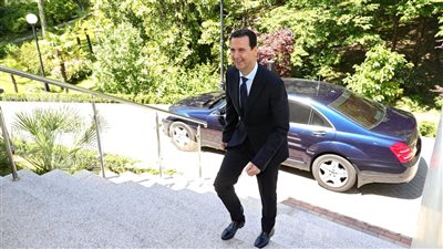 عاجل: فيديو لبشار الأسد في سوق خضار في روسيا يثير الجدل – هل هو فعلاً في روسيا أم مجرد شبيه؟