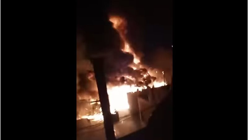 النار وصلت للسماء.. حريق هائل في محيط دير القديس سمعان الخراز بمنطقة منشأة ناصر | هل تم السيطرة على الحريق؟ | الحق والضلال