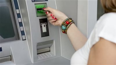 هتدفع كام تكلفة سحب فلوسك من ماكينة بنك آخر؟ تعرف على رسوم السحب من ماكينات الصراف الآلي الـ ATM في 2025