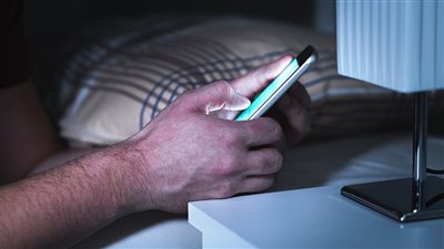 قلبك وصحتك فى خطر....عادة تصفح الموبايل قبل النوم عادة خطيرة وهذا ما سيحدث لجسمك بسببها