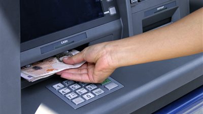 البنك المركزي يوضح الحد الأقصى للسحب اليومي من البنوك والـATM وإنستاباي والرسوم المقررة 2025