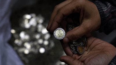 حقيقة طرح عملات معدنية فئـه 2 و 5 جنيه وإلغاء التعامل بالجنيه والخمسين قرش الورق .. تفاصيل تهم الملايين