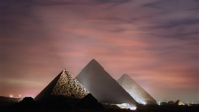 عالم آثار يكشف حقيقة ممارسة سياح لعبادات غامضة وطقوس شيطانية أمام الأهرامات