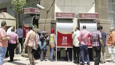 قبل صرف مرتبات شهر فبراير بساعات هيتخصم من مرتبك كام .. ننشر رسوم السحب من ماكينات ATM في 12 بنكًا كم سيأخذ البنك عند سحب المرتبات؟
