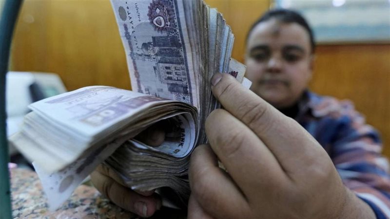 بدء صرف معاشات مارس