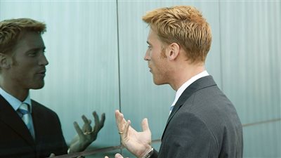 هل الكلام مع النفس خطر؟.. لو بتتكلم نفسك كتير اعرف السر وراء ذلك التصرف 