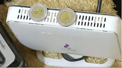 حقيقة أم خرافة؟ سر الجنيهات المعدنية على الراوتر الذي فاجأ مستخدمي الإنترنت.. هل حقًا يقوي إشارة الواي فاي؟ إليك الحقيقة المخفية