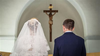  تعديلات قانون الأحوال الشخصية للأقباط يشعل الجدل بين مؤيد ومعارض المستشار ميشيل حليم يجيب علي التساؤلات - لماذا يتم رفع سن الزواج إلى 21 عامًا؟