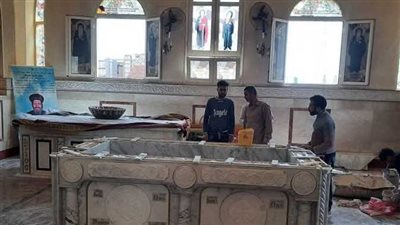 بالدموع والصلوات.. دير الأنبا مكاريوس السكندري يفتح أبوابه لاستقبال جسد الأنبا باخوميوس وسط أجواء من الحزن بحضور قيادات الكنيسة  