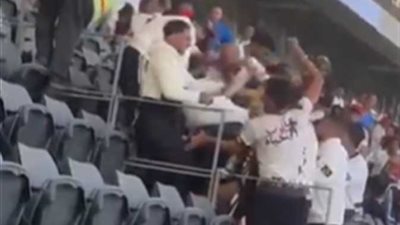 اية اللي حصل دة؟!.. اشتباكات بين جمهور الزمالك المدرجات.. السبب كـ ارثة!!!