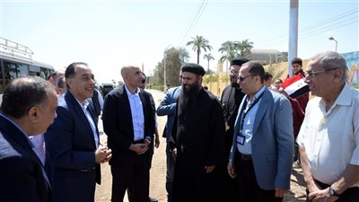 موقف إنساني من رئيس الوزراء مع طاقم مدرسة سانت ماري خلال سير موكبه شاهد بالصور ما فعله مدبولي في طريقه لمحافظة أسيوط