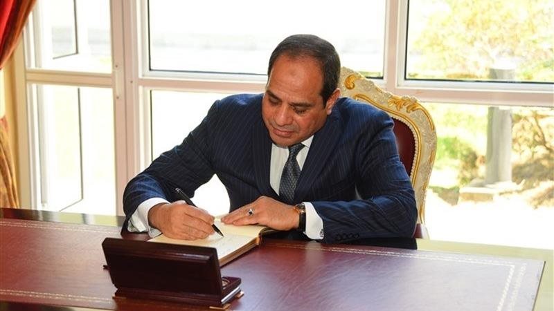 حاتم نبيل قائمًا