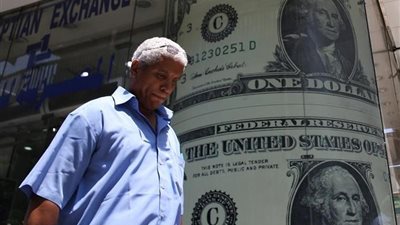 بعد ارتفاعه بـ7 بنوك : ماذا حدث للأخضر بعد زيادة أسعار البنزين في مصر هل قفز سعر الدولار في السوق السوداء تحويل 1000 دولار بكام جنيه؟