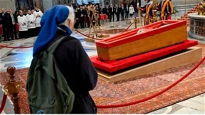 جريئة في مواقفها...صديقة قديمة للبابا وراهبة تكسر بروتوكول الفاتيكان وسط حيرة المتواجدين والكاميرات بالصورة  والفيديو