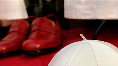 الحذاء الذي صنع الحدث في الفاتيكان: عودة تقليد تاريخي يثير الجدل بين المحافظين والمجددين 