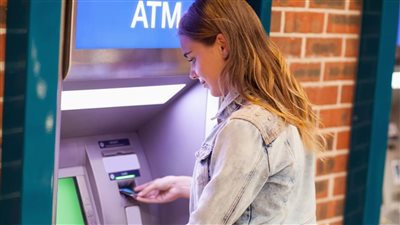 هيتخصم من رصيـك كام .. تعديل حدود السحب اليومي من البنوك والـATM ورسوم المعاملات المالية بعد قرار البنك المركزي ومفاجأة حول التحويل عبر تطبيق إنستاباي (InstaPay)