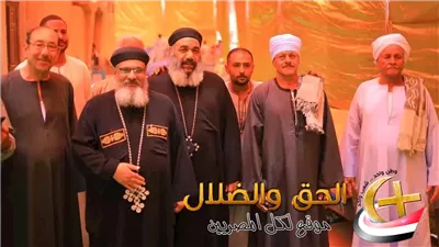 صور لا تُصدق.. القساوسة يؤدون مشهدًا نادرًا داخل مسجد في قنا – الجميع يسأل: إيه اللي حصل؟