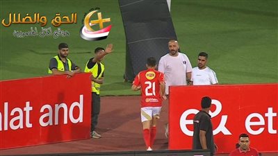 علي معلول يغادر الملعب غاضبا وبن شرقي دكة.. ماذا حدث في كواليس مباراة الأهلي والبنك.. معلول يغضب ويرفض الاحتفال.. ما السبب؟