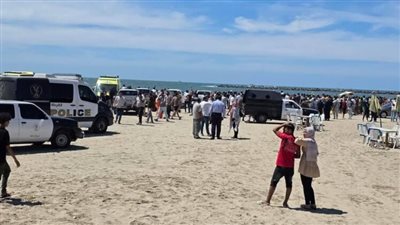 رعب وذعر بين المصطافين على شاطئ ٦٣ رأس البر بعد سقوط طائره أمامهم وتوجه العشرات من سيارات الإسعاف للمكان الان