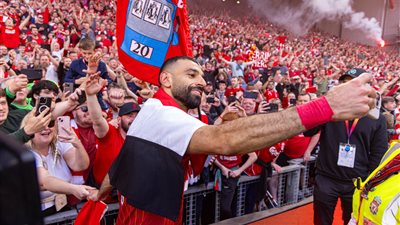 صورة مسربة لـ محمد صلاح بالقميص الجديد تشعل غضب جماهير ليفربول وتثير جدلاً واسعاً اتهامات لأديداس بتقليد زي مانشستر يونايتد تشتعل - شاهد اول ظهور 