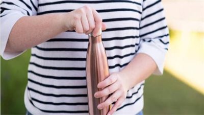 شرب الماء في أكواب نحاسية ما يحدث لك صحيا وما سيدخله من سموم سيجعلك تمتنع عن هذا الأمر فورا