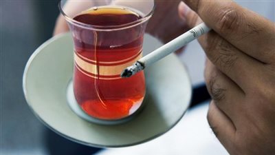 مزيج قاتل.. مخاطر ومفاجآت غير متوقعه لمايحدث للجسم عند تدخين السجائر مع شرب الشاي