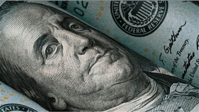 «الدولار بيزحف لتحت».. تحديث جديد في سعر الدولار مقابل الجنيه المصري اليوم بالبنوك والسوق السوداء تتخطى هذا المبلغ | كم سجل الأخضر الآن؟