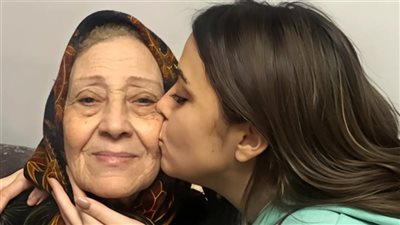 وداعاً تيتة نوال .. الموت يفجع المخرج خالد الحجر  شاهد لحظة إنهيار وئام مجدي في وادع جدتها 