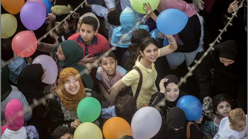 متى أول أيام عيد