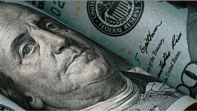 خروج 800 مليون دولار أموال ساخنة يرفع الدولار ويضغط على الجنيه