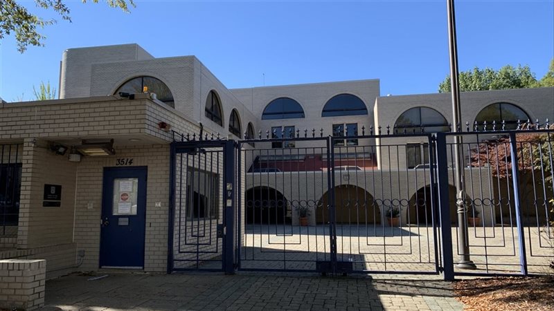 الكيان يغلق السفارات