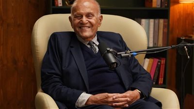 «اللي بيعالج القلوب مكانه في القلوب».. تمثال السير مجدي يعقوب يزين ميدان الكيت كات – تكريم رسمي لأسطورة الطب في مصر والعالم