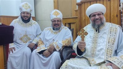 «فرحة روحية في النجارين».. الأنبا بقطر يدشن أواني الخدمة ويفتقد أسر الكنيسة بعد قداس السبت