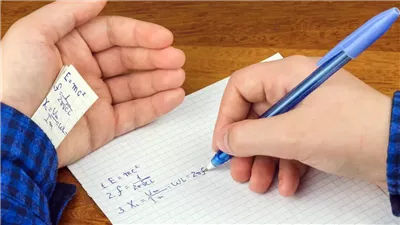 امتحان الكيمياء موجود على النت بالاجابات...بيان عاجل من التعليم بشأن اوراق الامتحان المتداولة قبل اللجنة بنصف ساعة