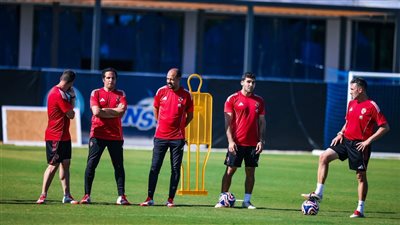 أزمات بالجملة تحل على النادي الأهلي.. أكثر من 14 لاعب هيمشوا وأزمة في مجلس الإدارة.. ماذا يحدث في القلعة الحمراء؟