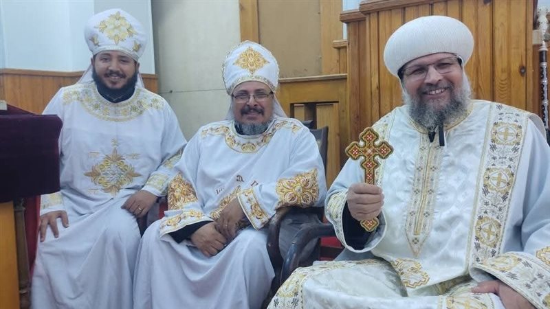 الأنبا بقطر يدشن