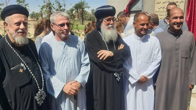 الأنبا مكاريوس يدشن