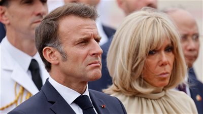 بعد الصفعة.. الرئيس الفرنسي  يتعرض لموقف محرج من زوجته أمام الكاميرات بحضور ملك بريطانيا 