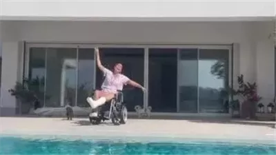 غادة عبد الرازق تظهر في الساحل بقدم مكسورة ورغم ذلك ترقص على الكرسي المتحرك؟.. ما القصة؟