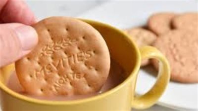 خطر تناول البسكويت مع الشاي....خبراء يحذرون من عادة غمس البسكويت ويكشفون ما يحدث للقلب والاسنان بسببها