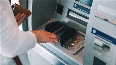 المبلغ زاد رسميًا.. الحد الأقصى للسحب النقدي من البنوك وماكينات ATM يرتفع بقرار استثنائي من المركزي المصري