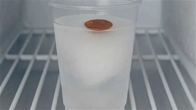 حيلة العملة تكشف سر فساد الطعام المجمد أثناء السفر.. كوب ماء ينقذك من التسمم الغذائي