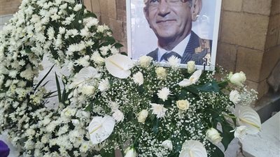  أول لقطات مباشرة لوصول جثمان الفنان لطفي لبيب وانطلاق مراسم الجنازة من أمام كنيسة مار مرقس وسط بكاء الفنانين