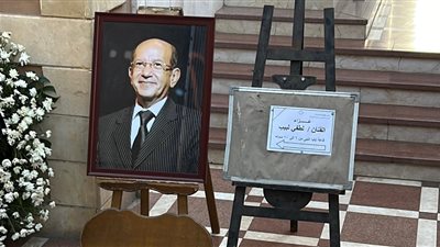  انهيار أرملة لطفي لبيب يُبكي الحضور أثناء تشيع جثمانة داخل كنيسة مار مرقس في أول ظهور لها 